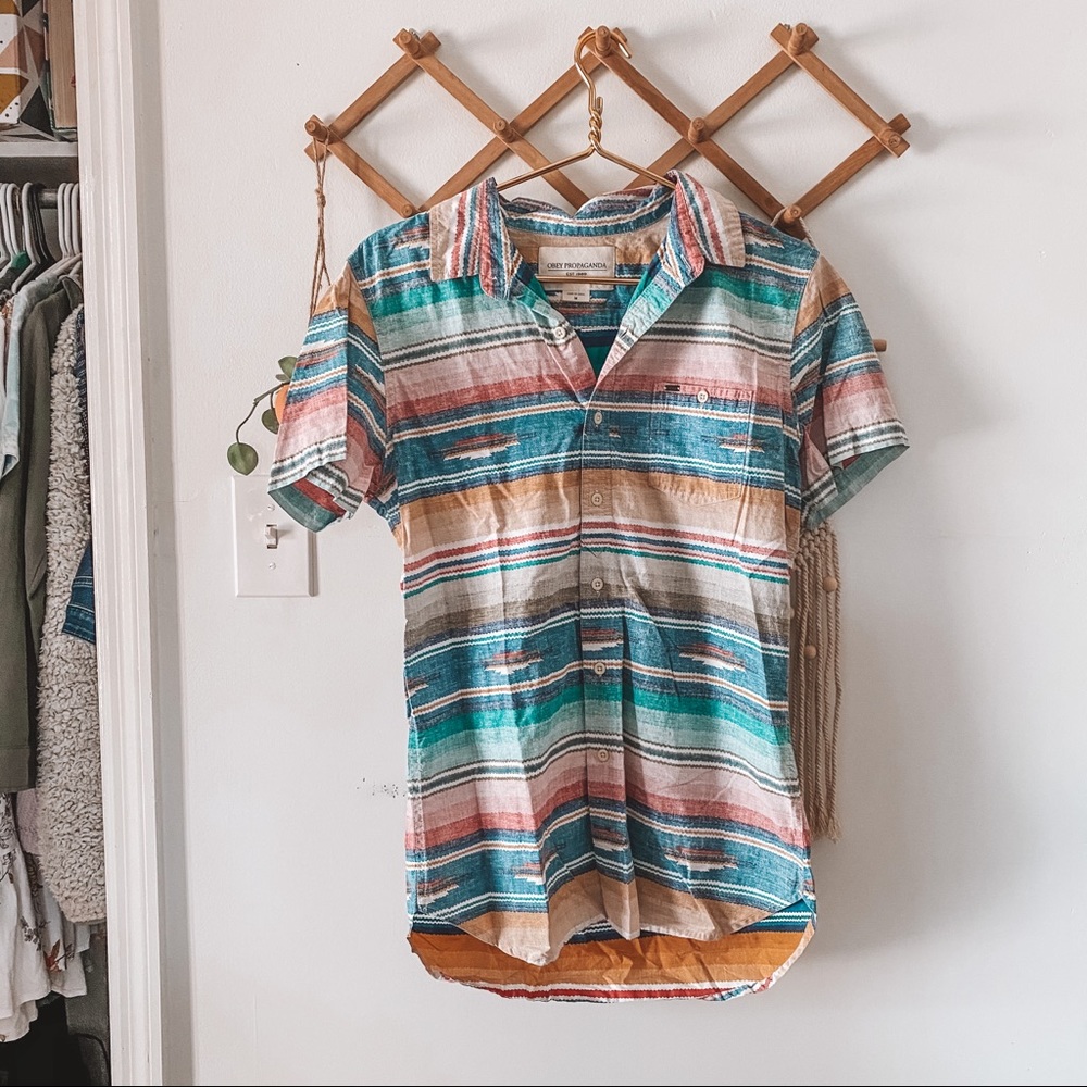 Obey propaganda button up